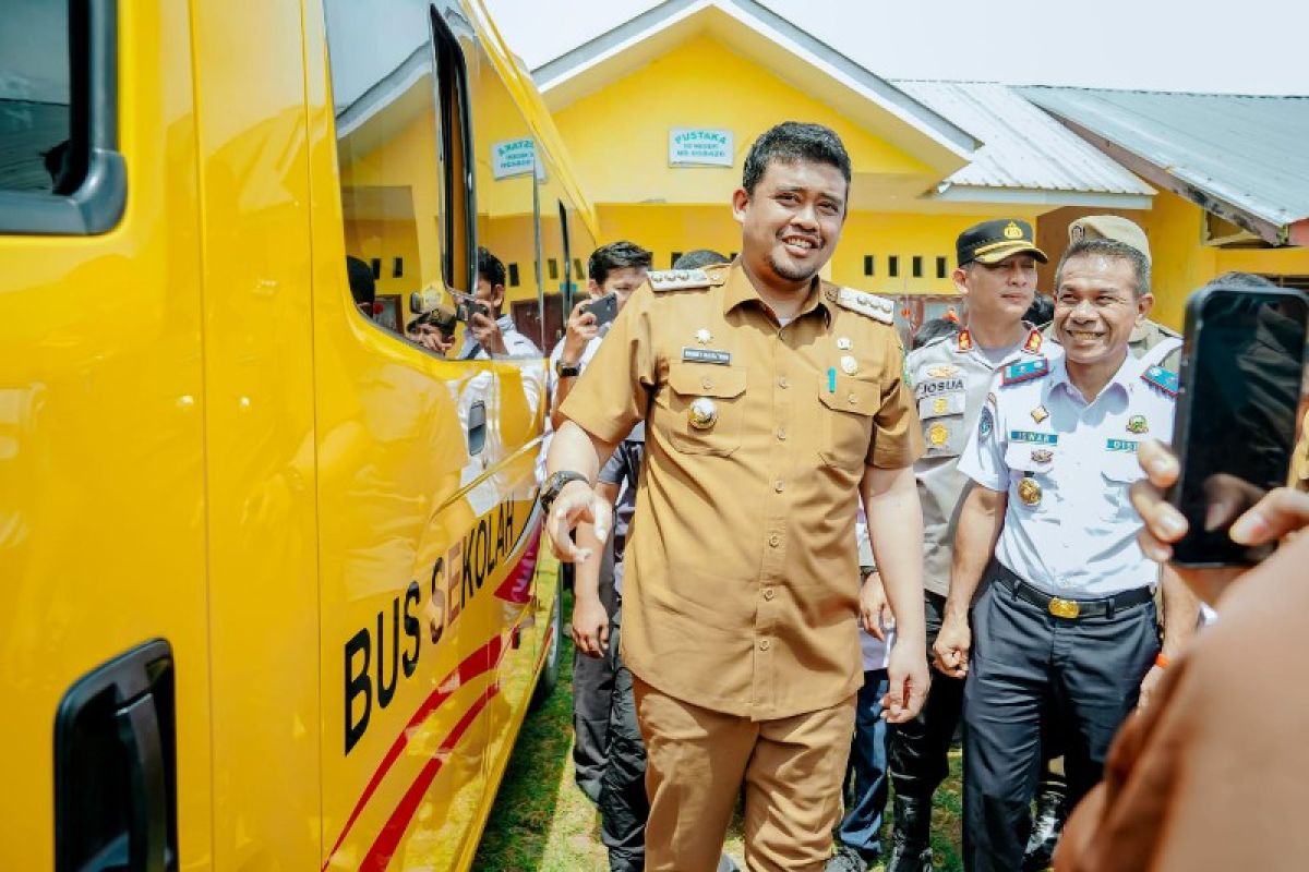 Bobby Nasution serahkan tiga unit bus sekolah di Nelayan Indah