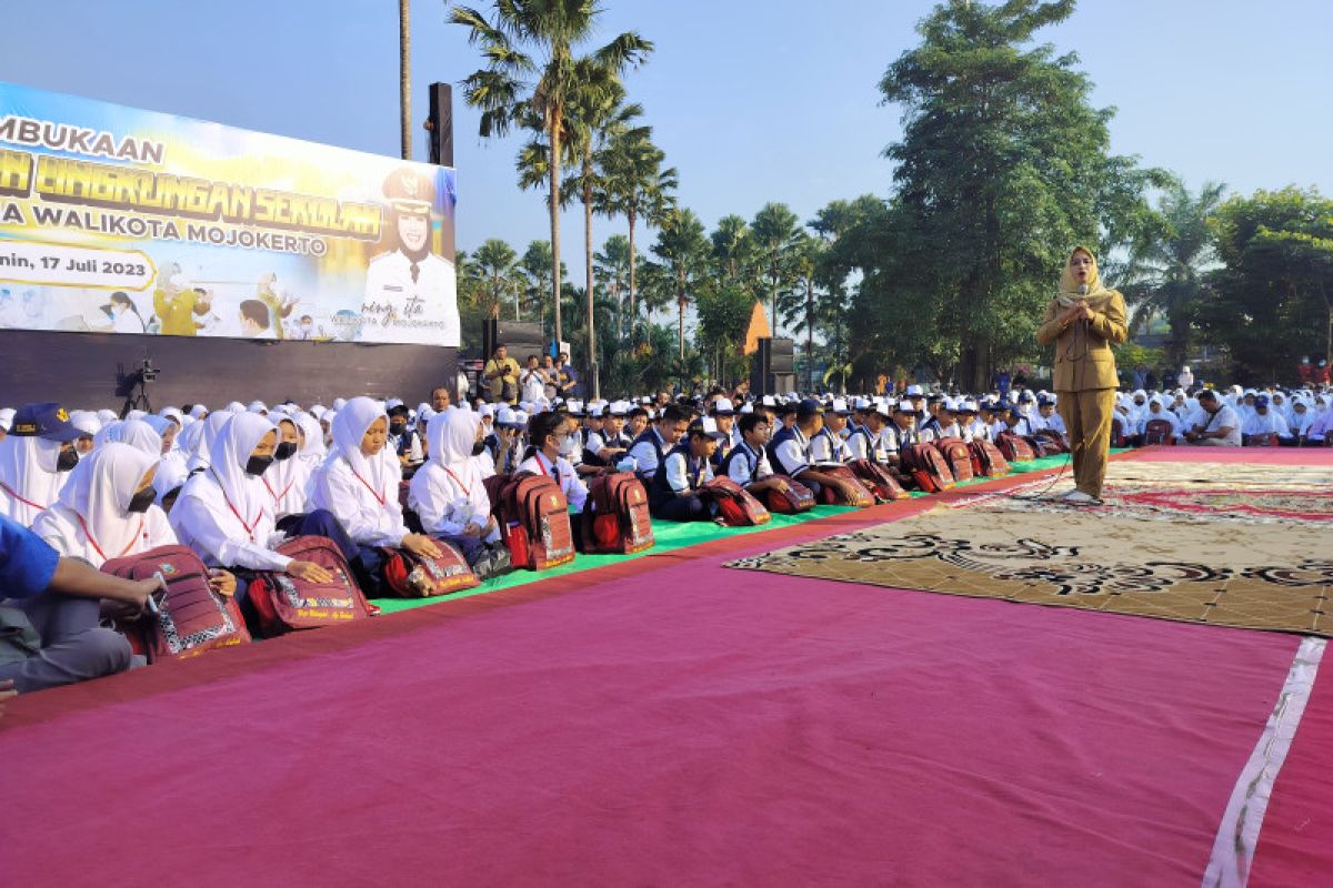 Wali Kota Mojokerto  ajak siswa SMP doa bersama di hari pertama MPLS 