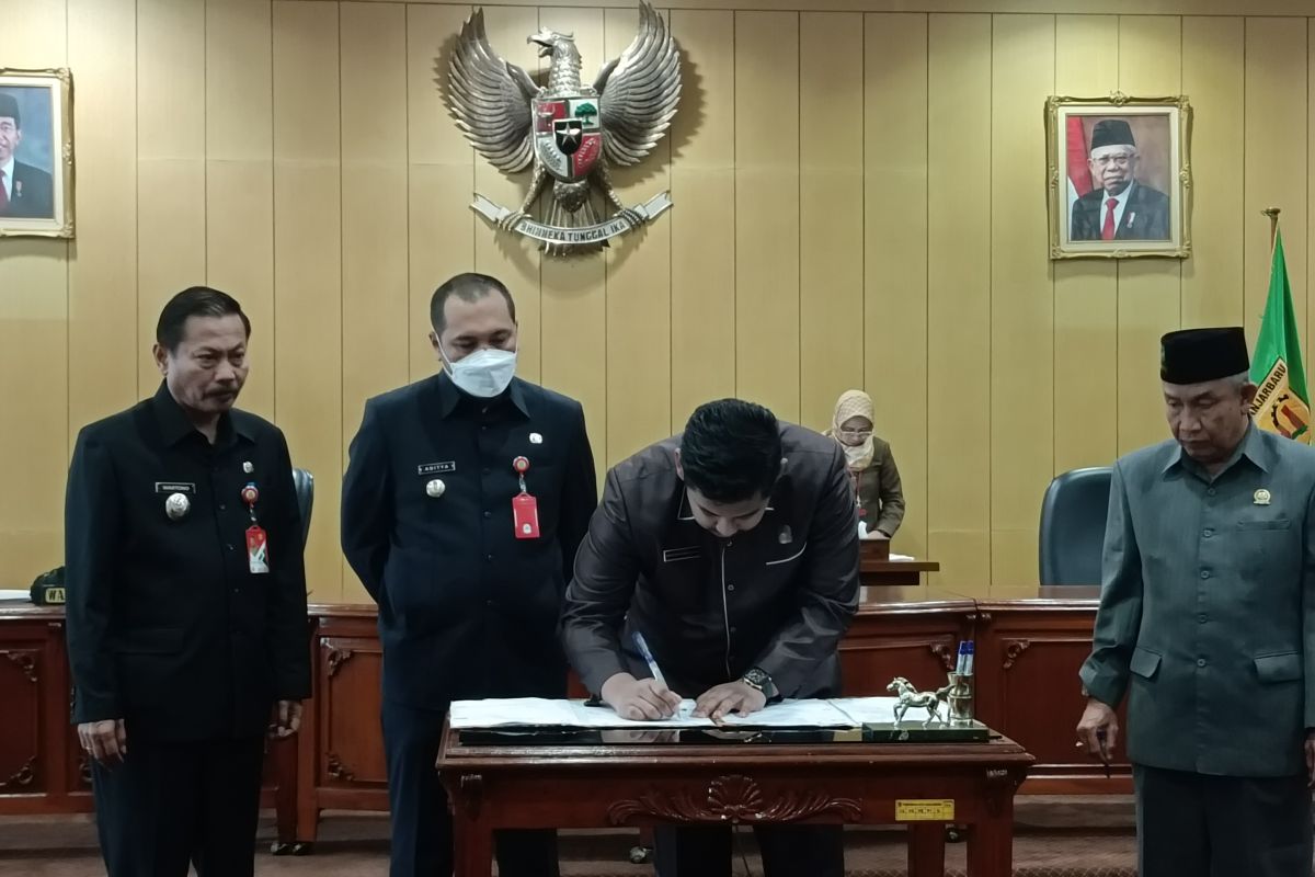 Foto - Ketua DPRD Banjarbaru tandatangani SK Perda Pertanggungjawaban APBD 2022