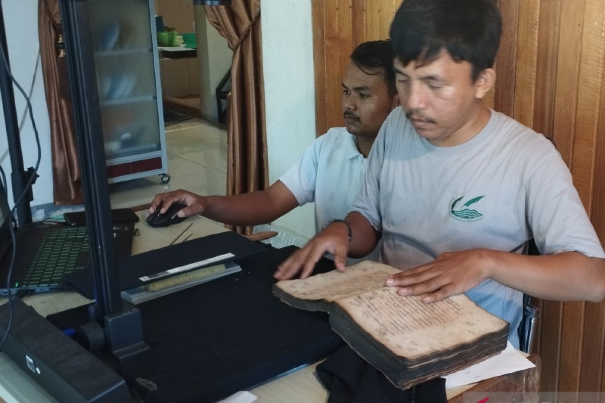 W Sumatra: Syarif Hidayatullah, Wikimedia digitizing old manuscripts