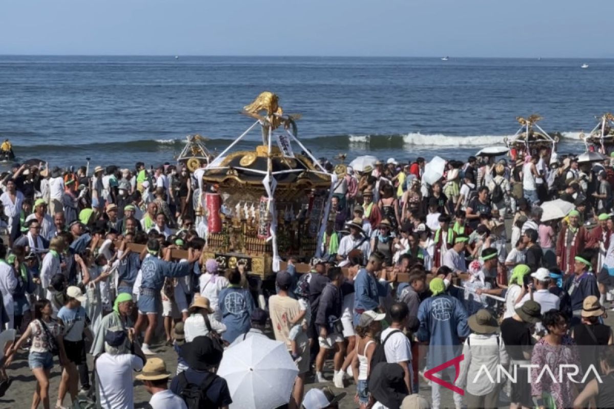 Lautan manusia padati Festival Hamaori di Pantai Nishihama Jepang
