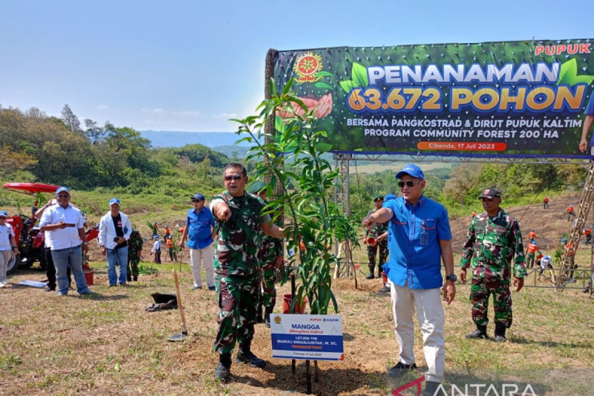 Kostrad dan PKT tanam pohon untuk kesejahteraan rakyat