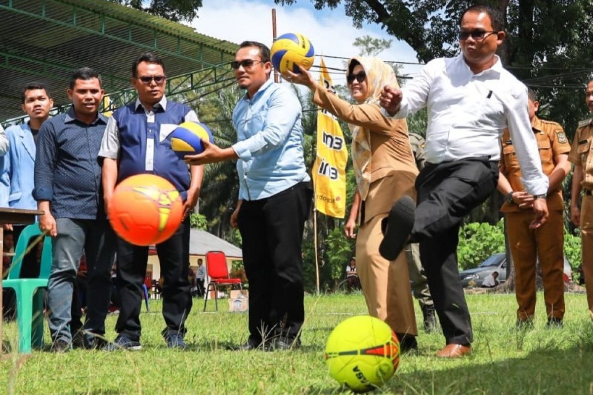 Wali Kota Pematang Siantar servis bola di Kompetisi Onan Fest UNHKBP Nommensen
