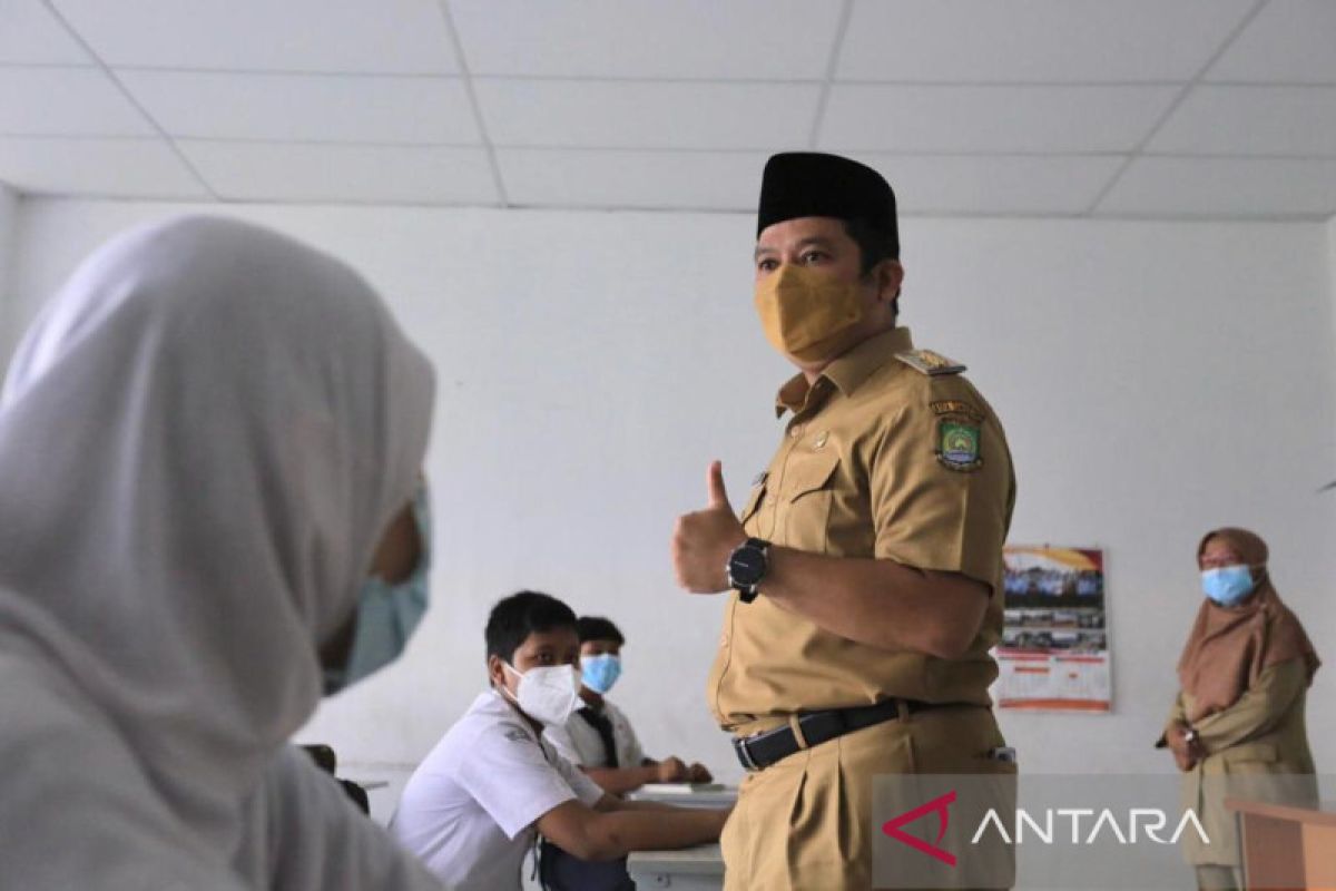 Pegawai antar anak hari pertama sekolah dapat dispensasi dari Wali Kota