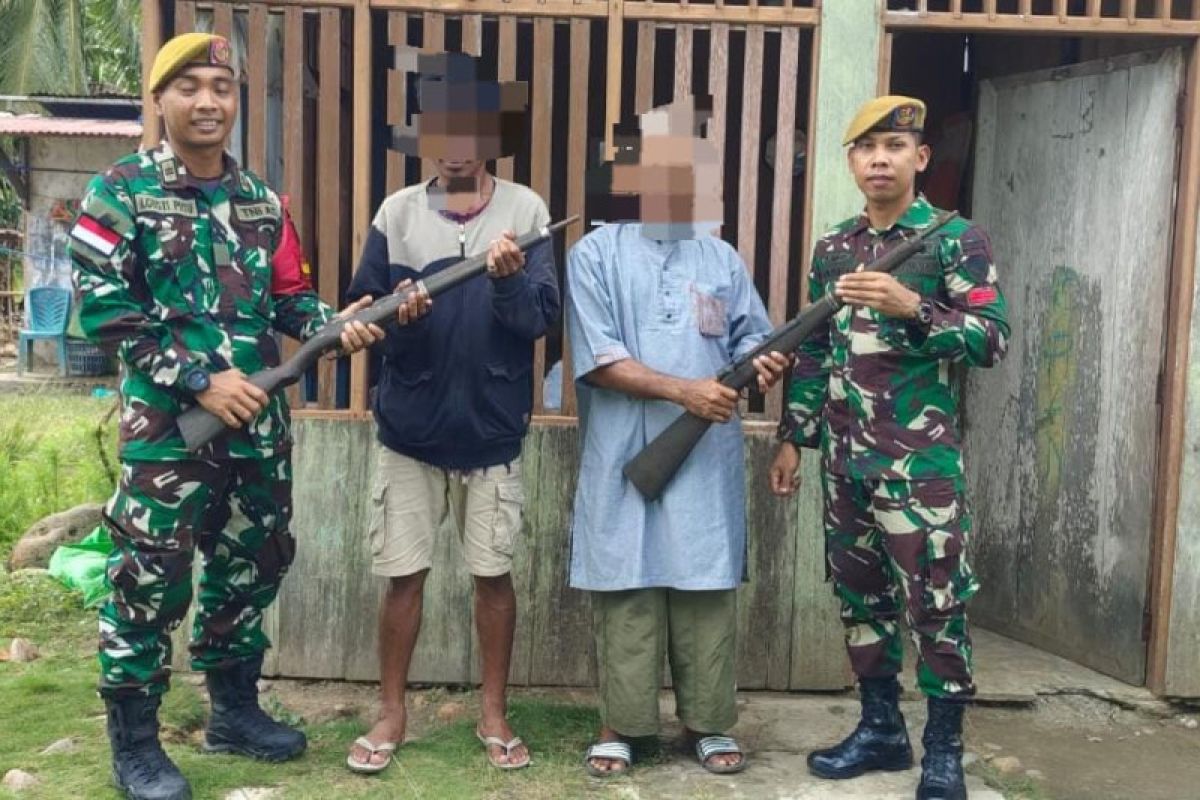 Satgas Yonarhanud amankan dua pucuk senjata dari  warga Halmahera