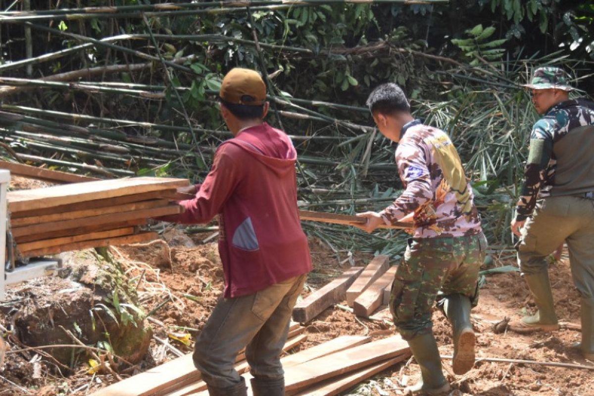 TMMD ke-117 Kodim 1003/HSS bangun jembatan penghubung Malilingin HSS-Lalapin Tapin