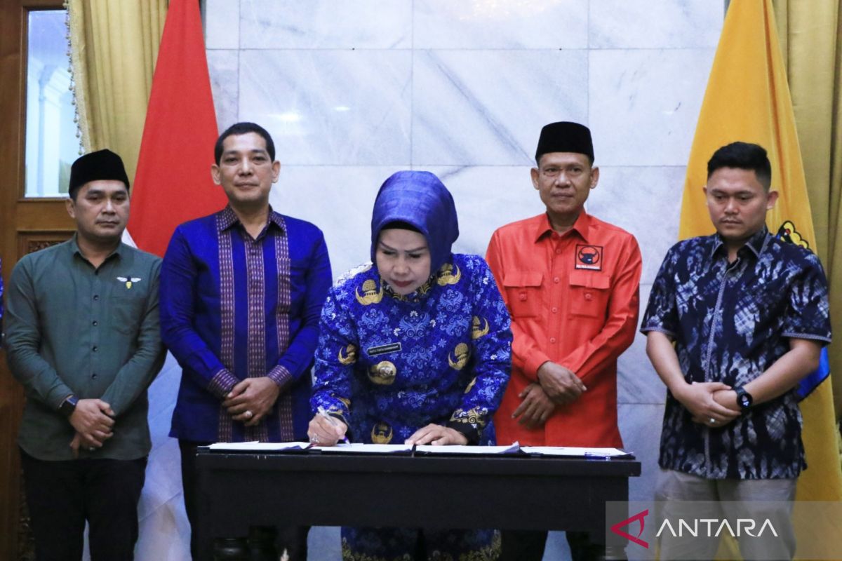 Bupati Ratu Tatu serahkan bantuan keuangan 12 parpol Rp2,48 miliar