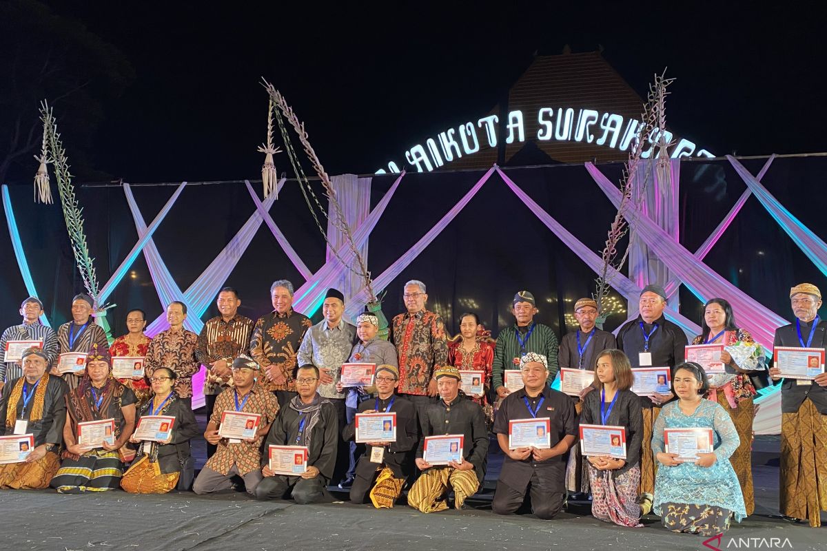 KTP 20 organisasi penghayat kepercayaan diserahkan di Festival Budaya Solo