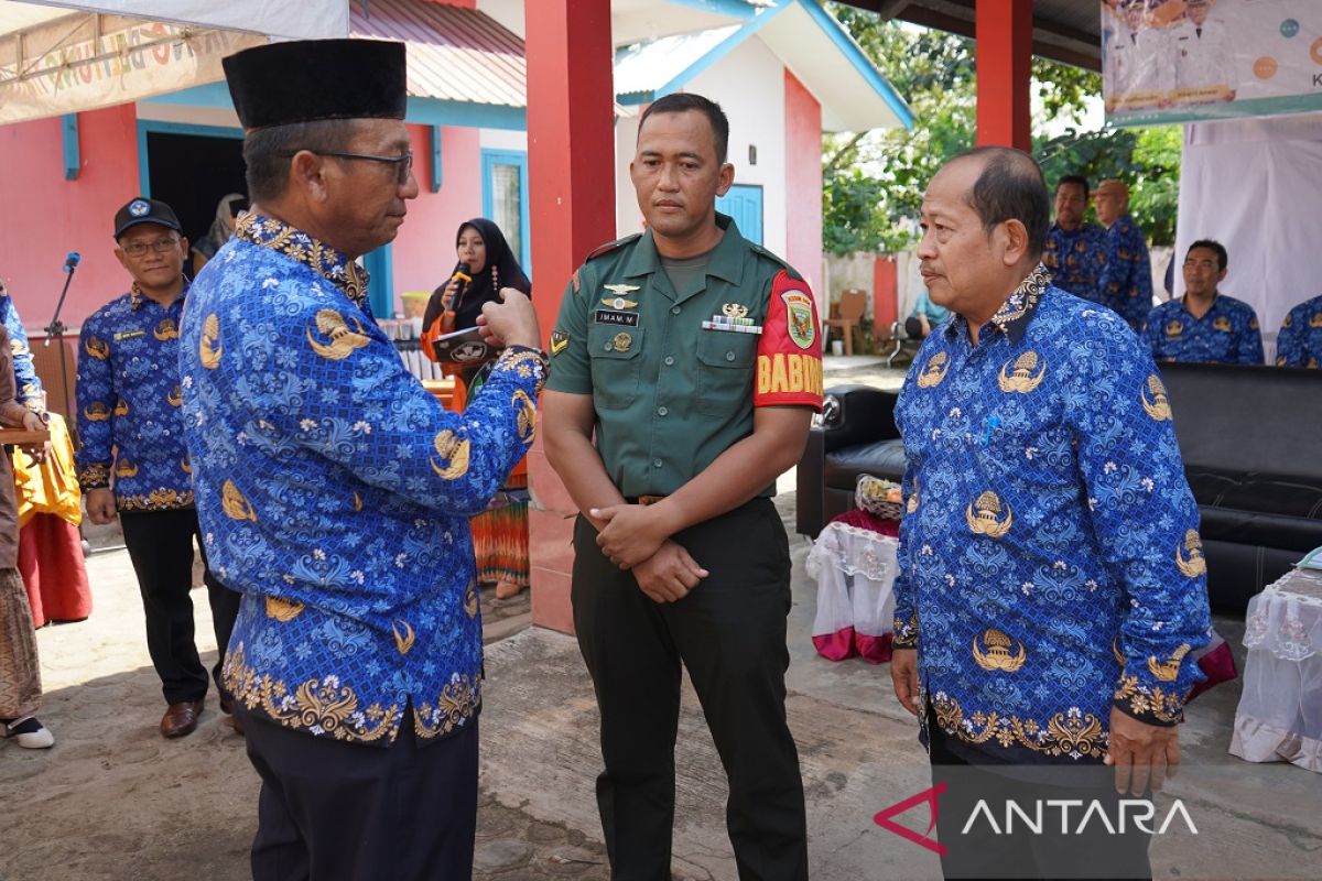 Pemkab Belitung Timur berikan penghargaan kepada Babinsa peduli pendidikan