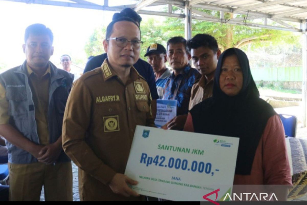 Bupati Bangka Tengah serahkan klaim JKM dan premi asuransi nelayan