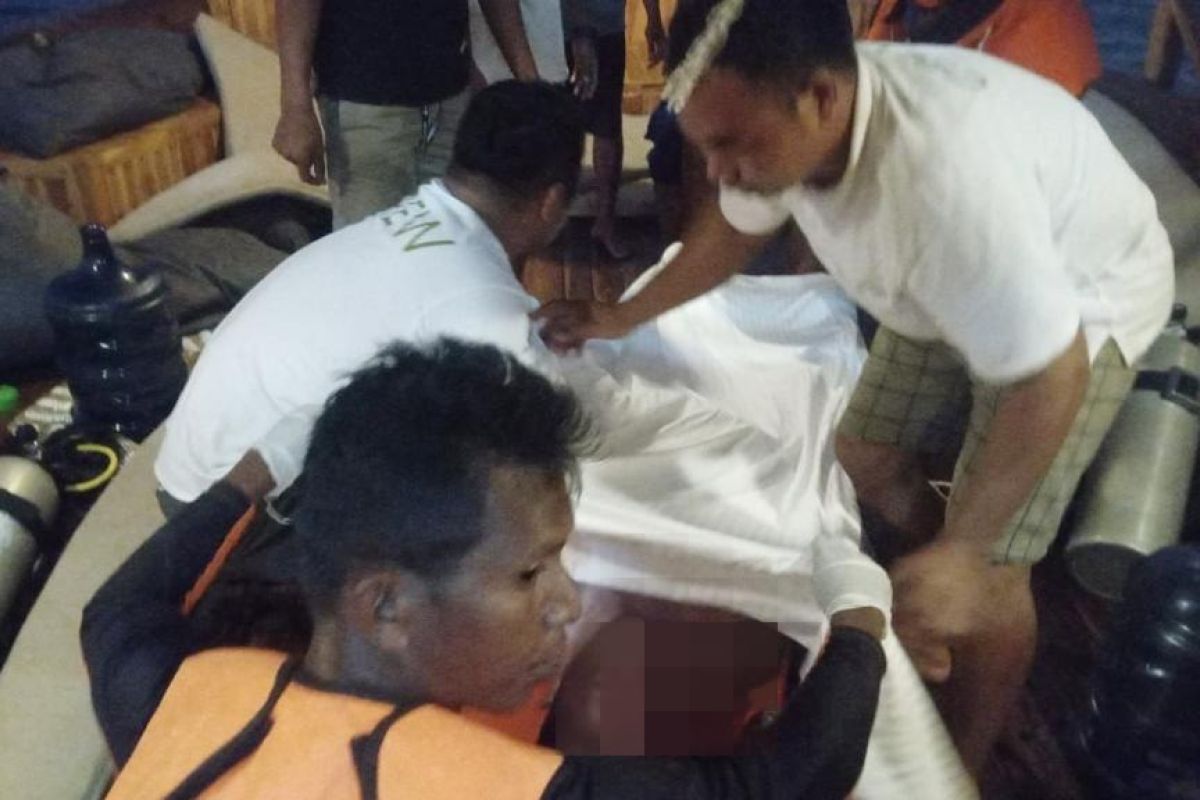 Rescuers evacuate tourist whose lifeboat sank in Labuan Bajo waters