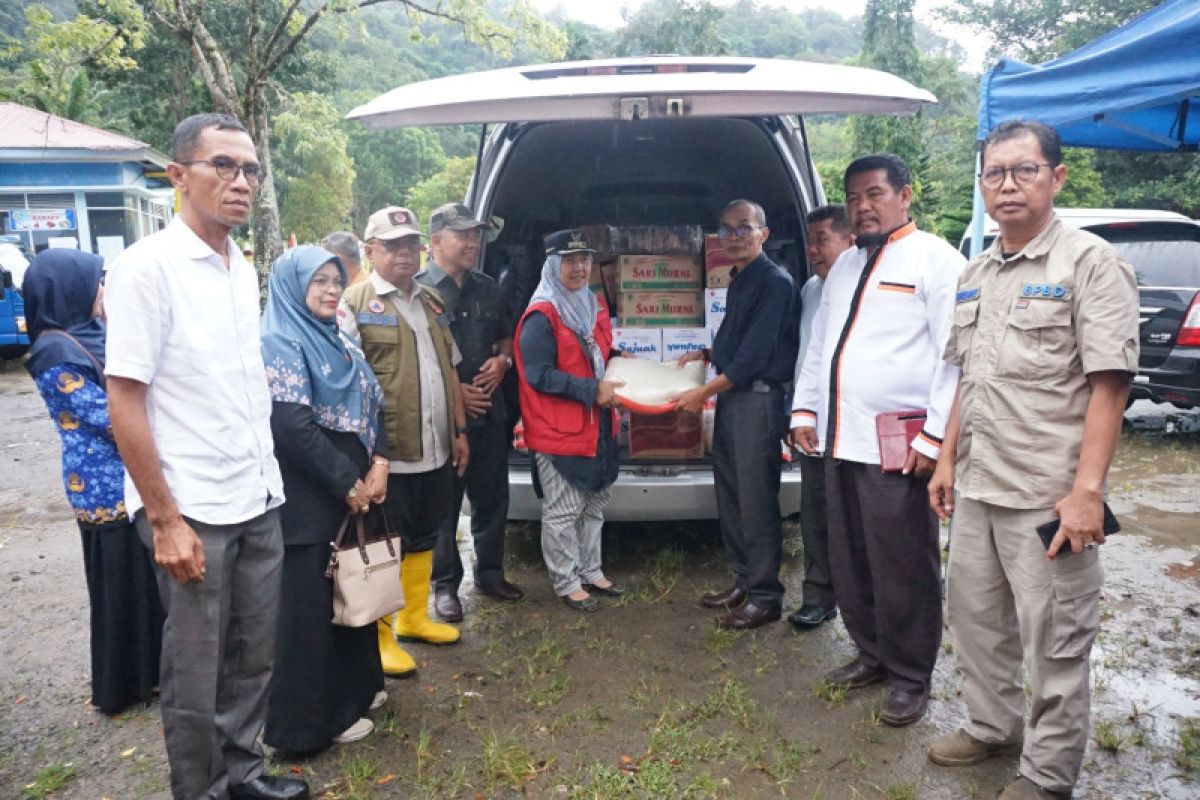 Korban longsor dibantu kebutuhan pokok oleh DPRD Kabupaten Agam