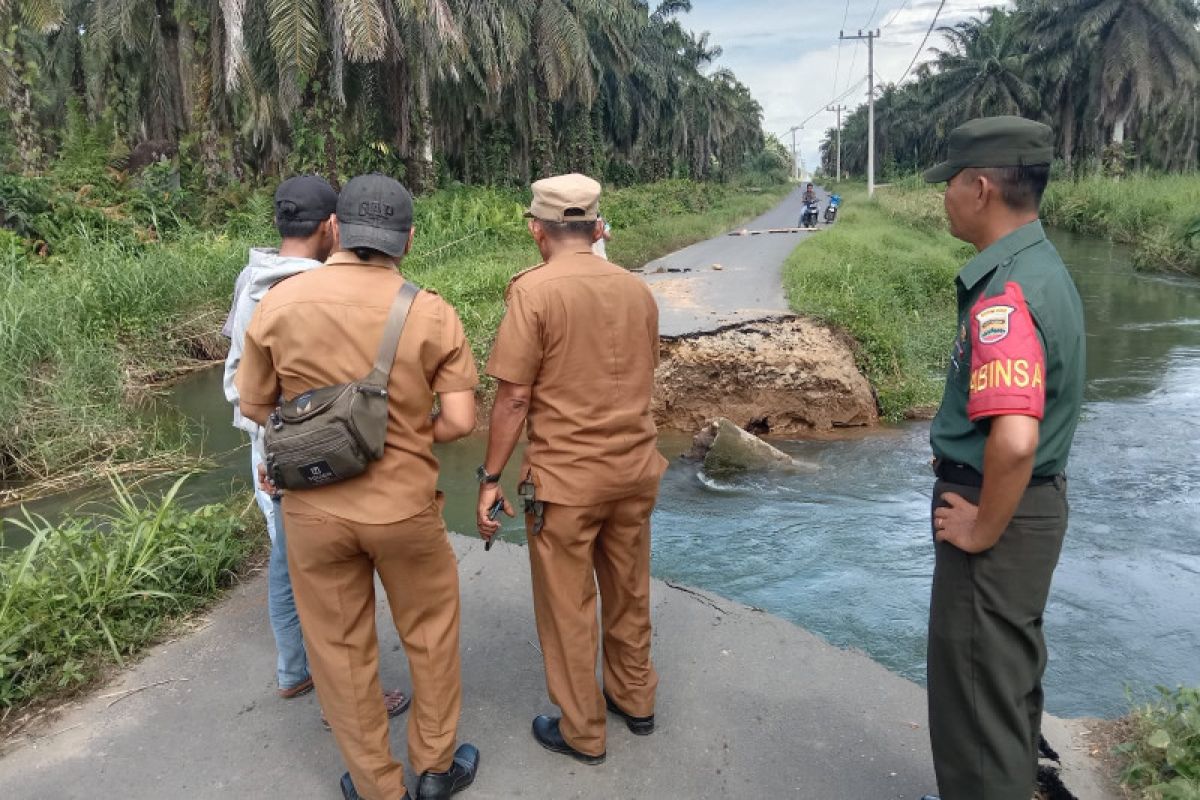 Pemkab Pasaman Barat bangun jembatan darurat ke Objek Wisata Sikabau