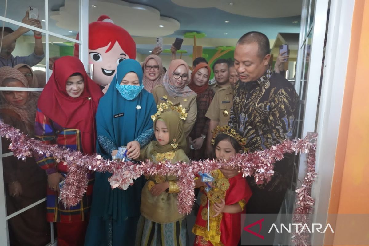 Gubernur Sulsel resmikan perpustakaan luar ruangan untuk ibu dan anak di Makassar