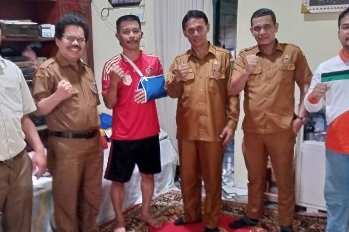 Ketua Ikanas jenguk pemain Club Pasid Legend Padangsidimpuan