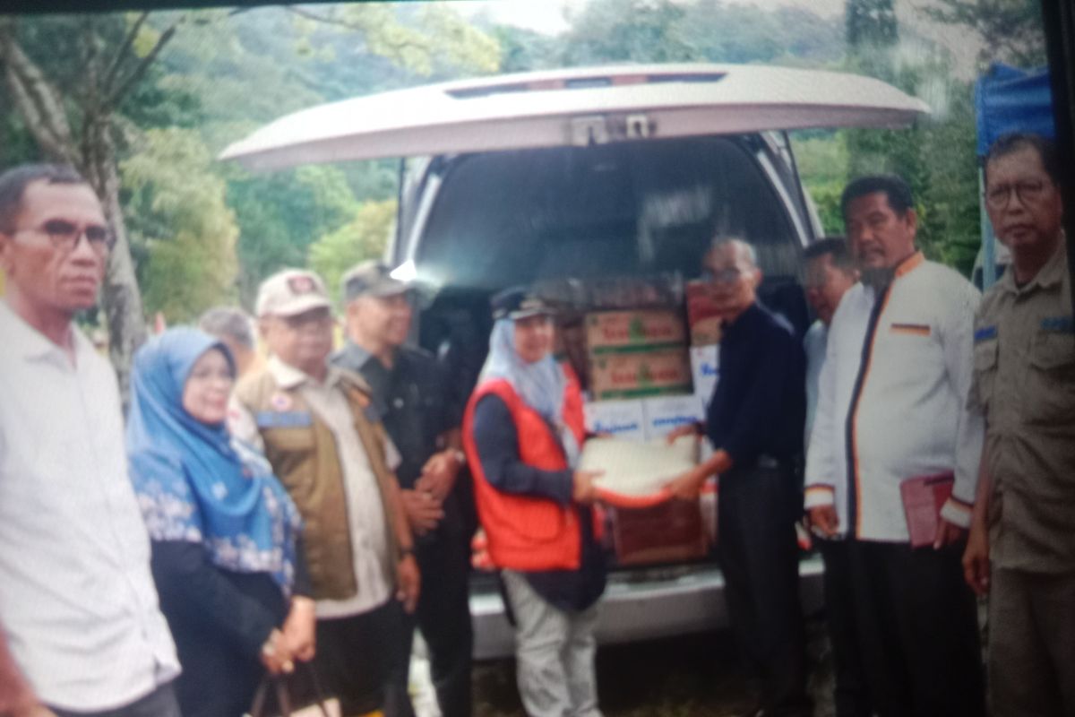 DPRD Agam salurkan bantuan bahan kebutuhan pokok bagi korban longsor