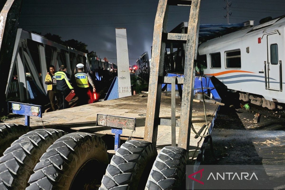 KA Brantas tabrak truk di perlintasan Madukoro Semarang