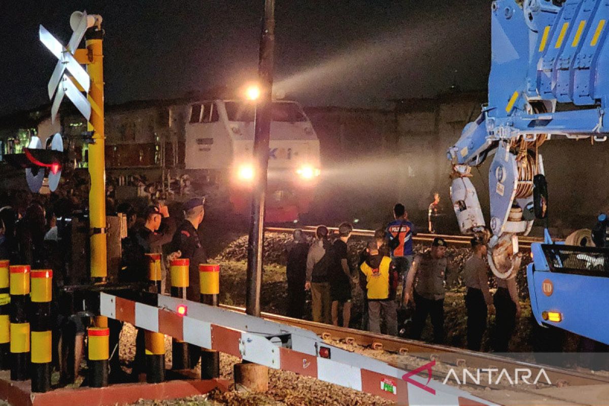 Jalur di lokasi kecelakaan KA Brantas di Semarang Selasa malam sudah bisa dilalui