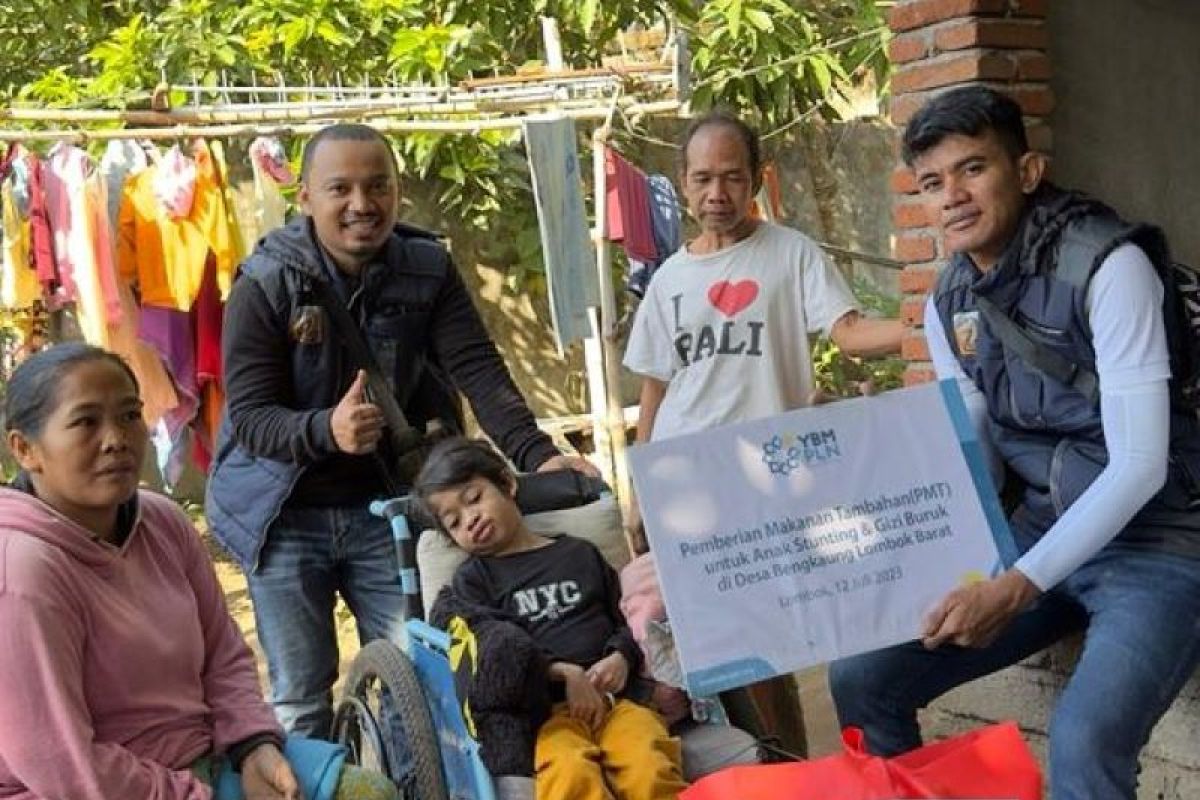 Komunitas Rombongan Motor Listrik serahkan bantuan di Lombok Barat