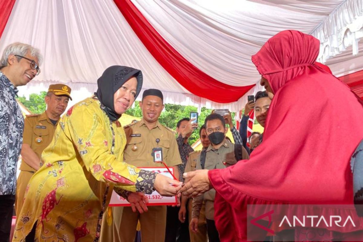 Mensos resmikan 26 unit rumah korban kebakaran di TPA Kendari