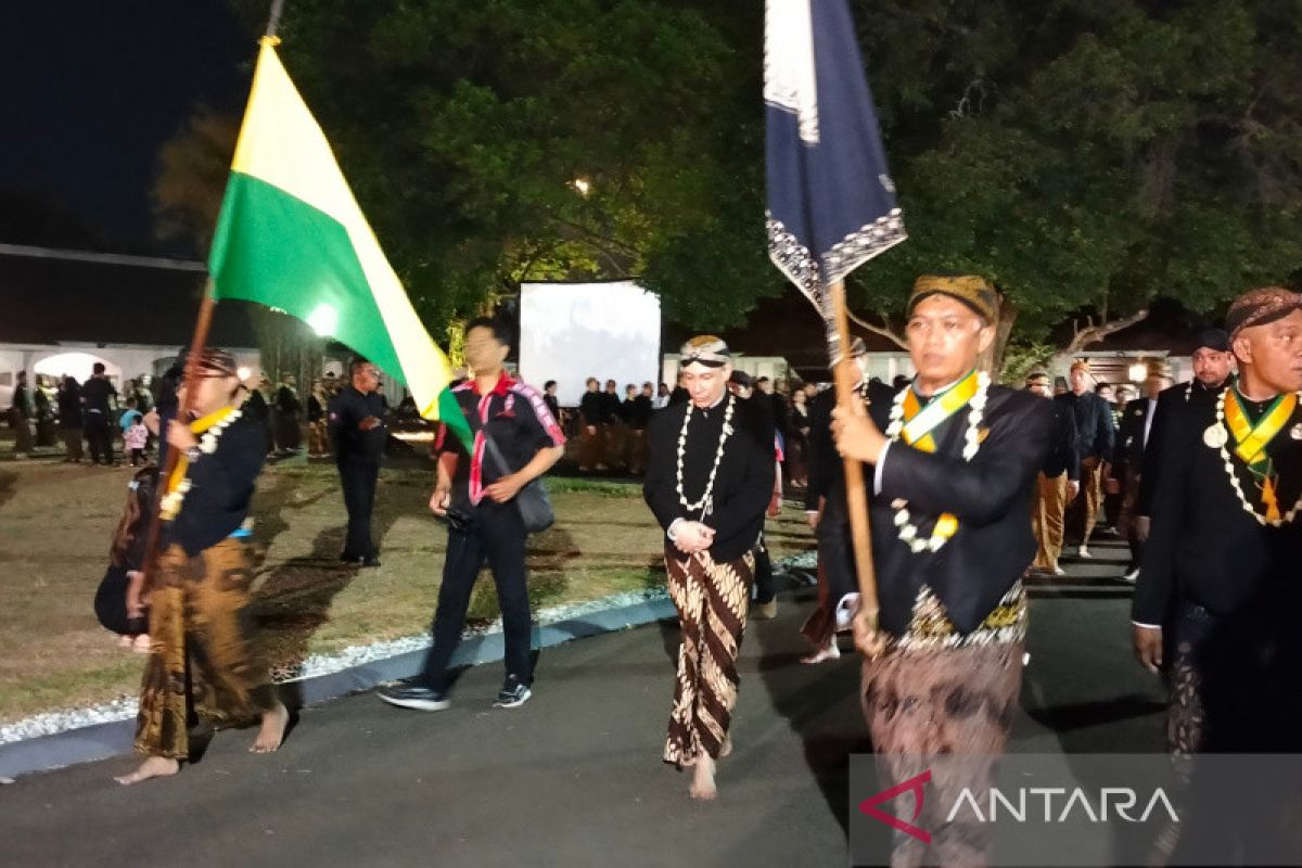 Ribuan warga antusias ikuti Kirab pusaka malam 1 Sura Mangkunegaran Solo