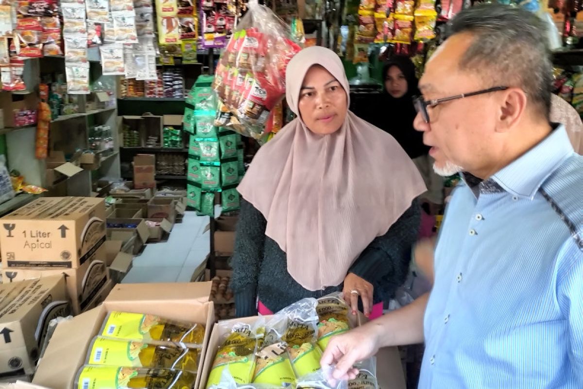 Mendag bagikan minyak goreng gratis di Bakauheni