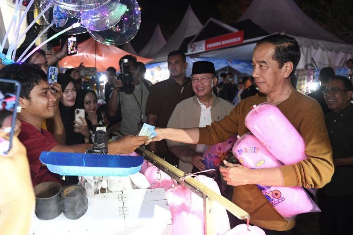Presiden Joko Widodo jajan gulali bersama menteri dan gubernur di Festival Tabut
