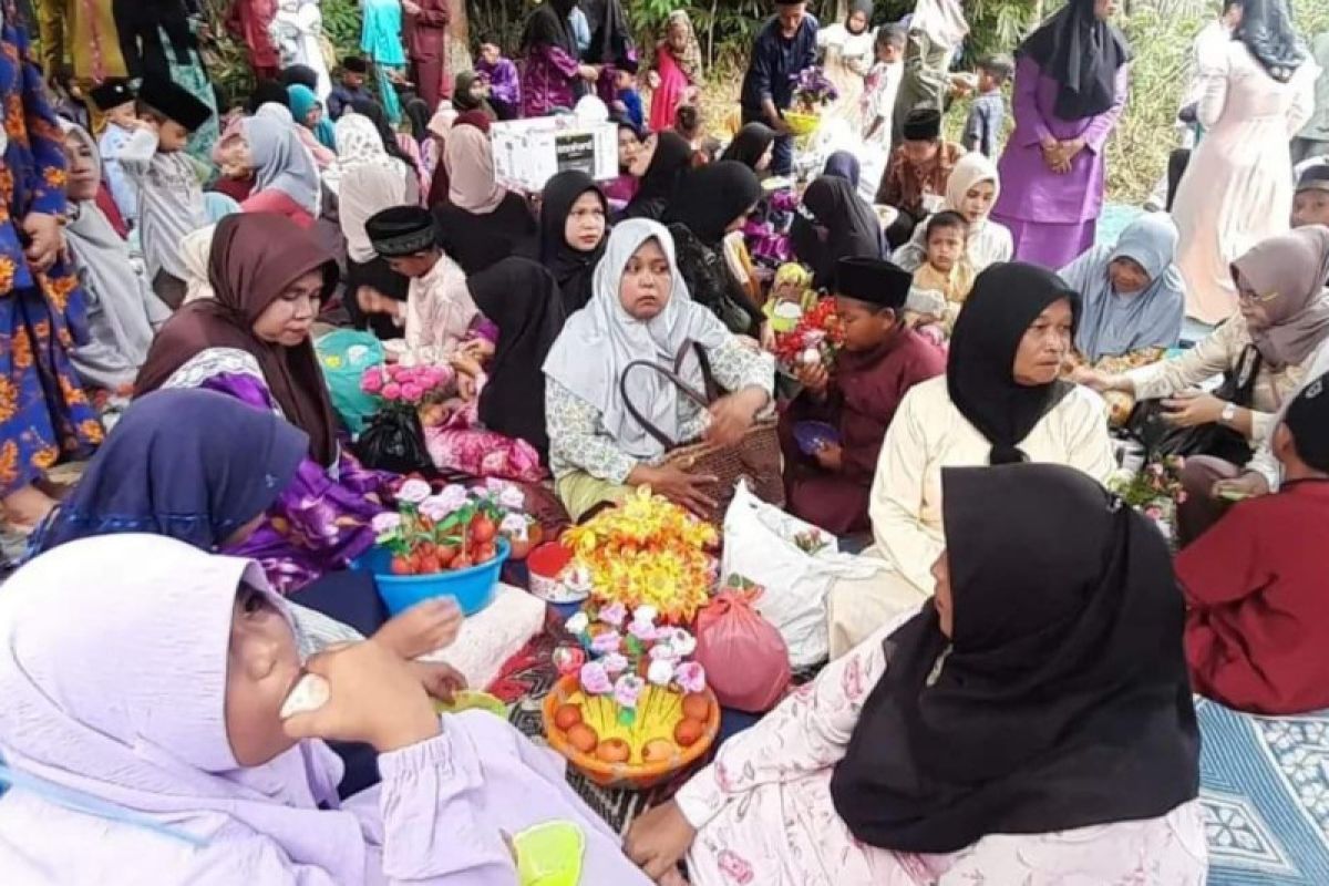Warga Kampung Rekoh Bintan ziarah makam Datuk Julong pada 1 Muharram