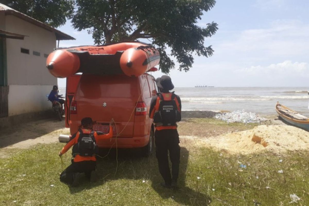Basarnas Kendari mencari anak tenggelam di muara Sungai Sampara Konawe