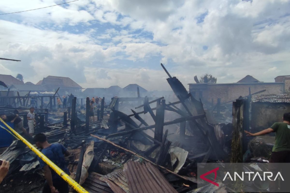 Polisi selidiki penyebab kebakaran puluhan rumah di Palembang