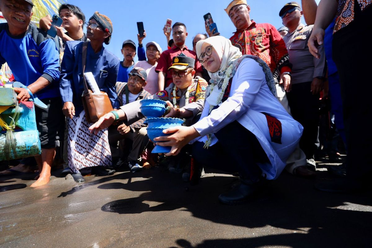 Masyarakat Pantai Lampon Banyuwangi meriahkan tradisi Petik Laut