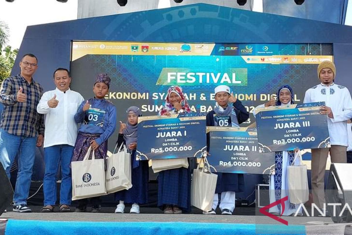 Siswa SD Semen Padang juara lomba dai cilik Festival Ekonomi Syariah