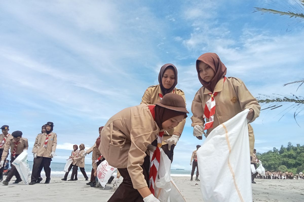 Kejari Pasaman Barat Sumbar gandeng anggota pramuka lakukan aksi bersih-bersih pantai Sikabau