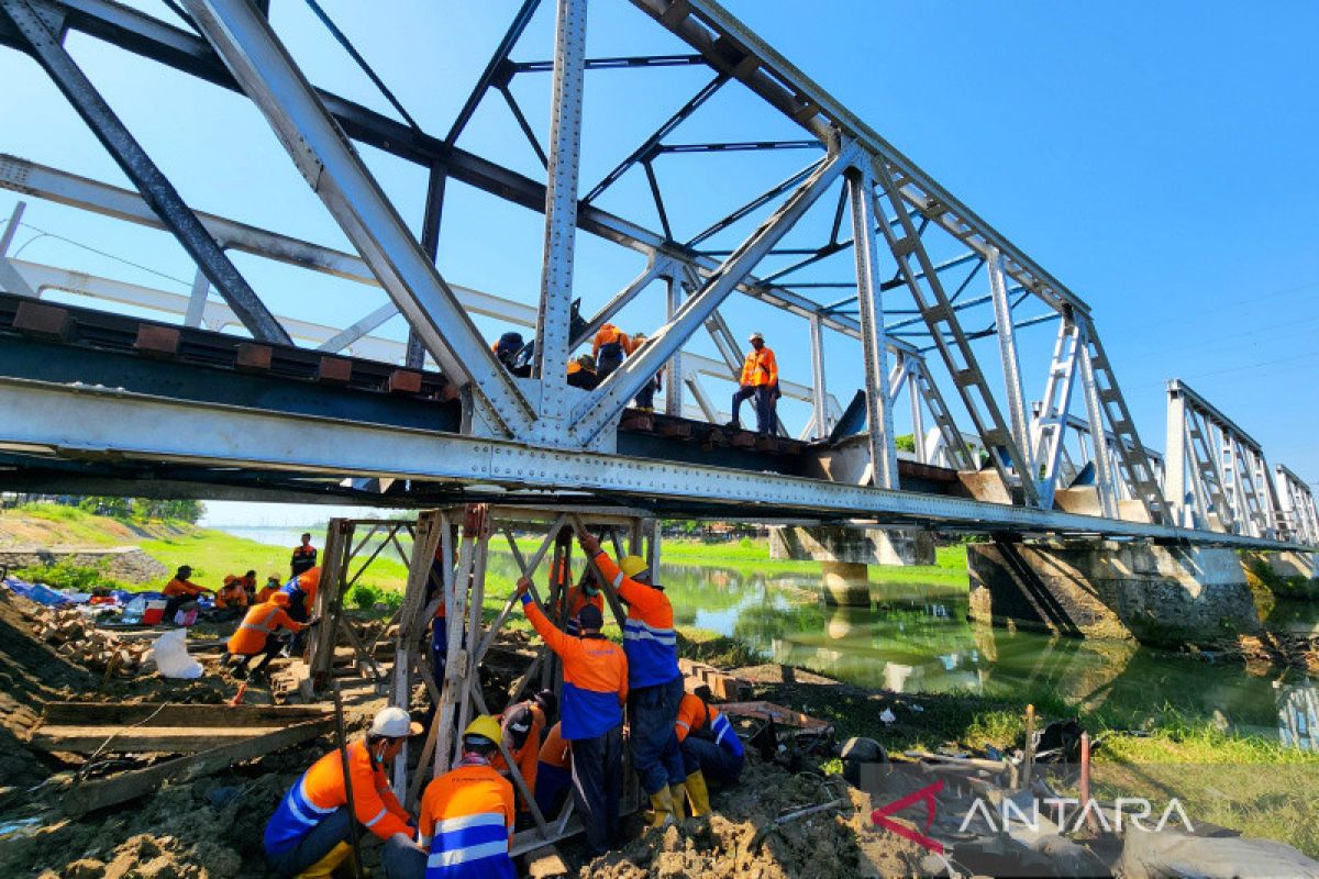 Petugas KAI perbaiki konstruksi jembatan rel usai tabrakan KA Brantas-truk