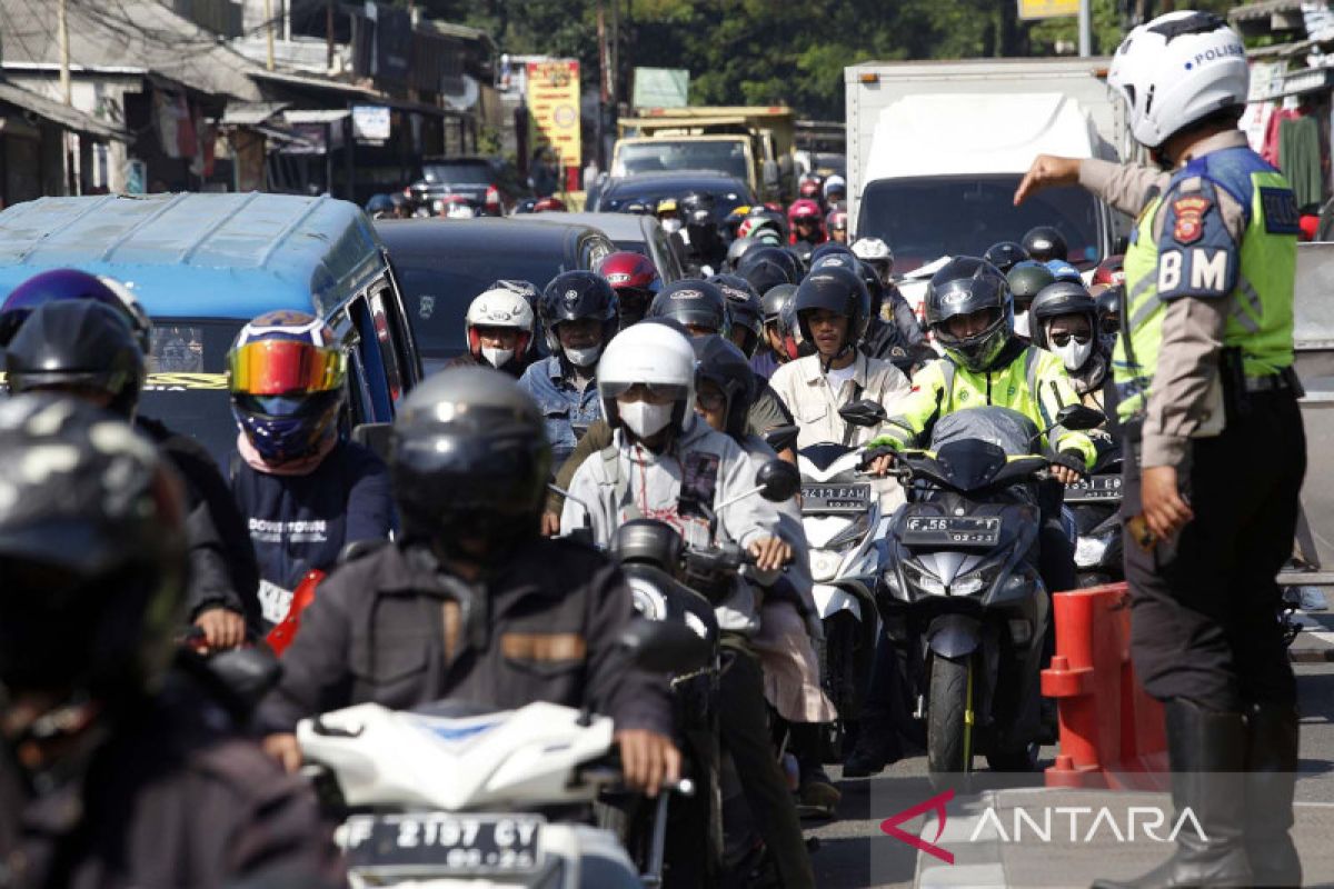 Kepadatan Kendaraan Di Jalur Pucak Saat Libur Tahun Baru Islam Antara