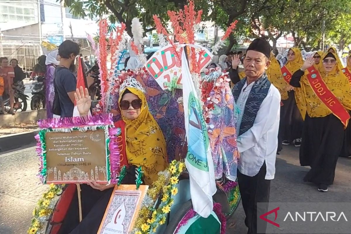 20 penarik becak hias ramaikan pawai peringati Tahun Baru Islam 1445 Hijriah di JIC Rabu pagi