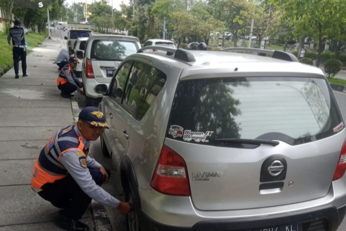 Parkir sembarangan di tepi jalan, Dishub Pekanbaru gembosi ban ratusan kendaraan