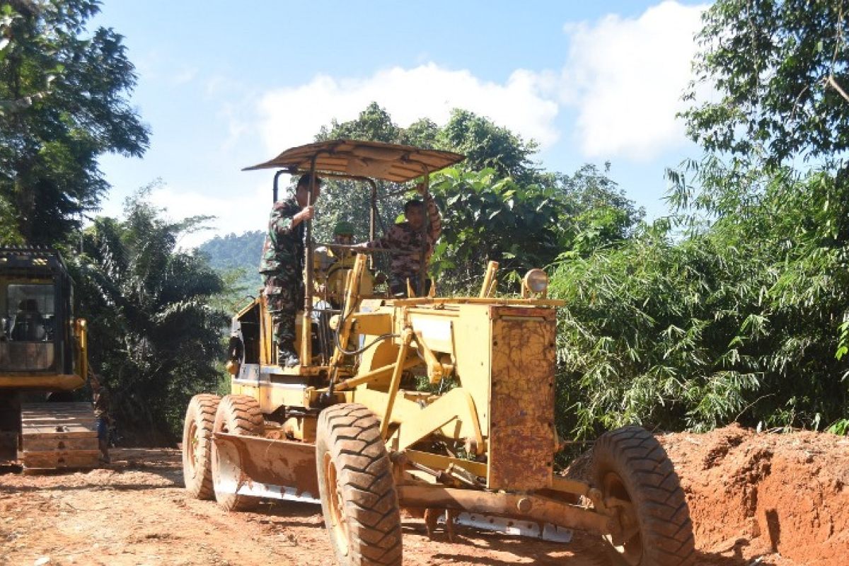 Satgas TMMD ke-17 Kodim 1003/HSS turunkan alat berat percepatan sasaran pokok