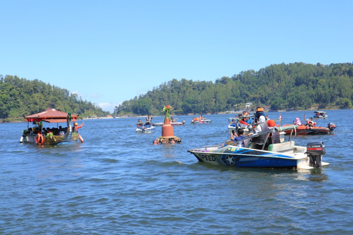 Warga Ponorogo gelar sedekah bumi di Telaga Ngebel sambut "Suroan"