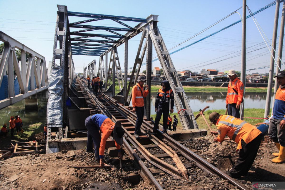 Sepekan, tabrakan KA Brantas hingga Satgas Operasi Mantap Brata