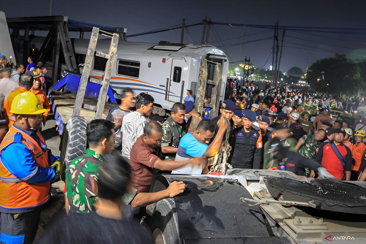 Dua kereta api tujuan Daop 8 Surabaya alami keterlambatan usai kecelakaan di Semarang