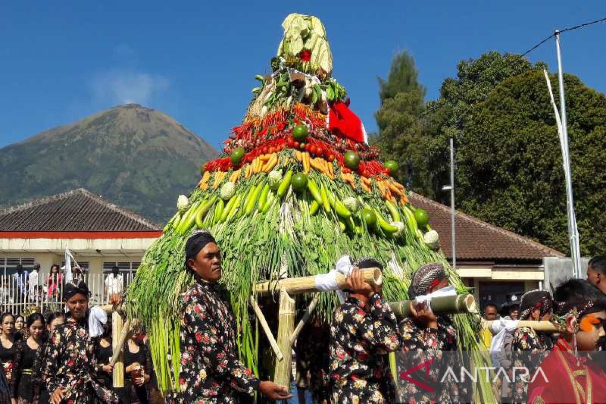 Ribuan warga gelar Gerebek Suro sambut Tahun Baru Muharam di Umbul Jumprit Temanggung