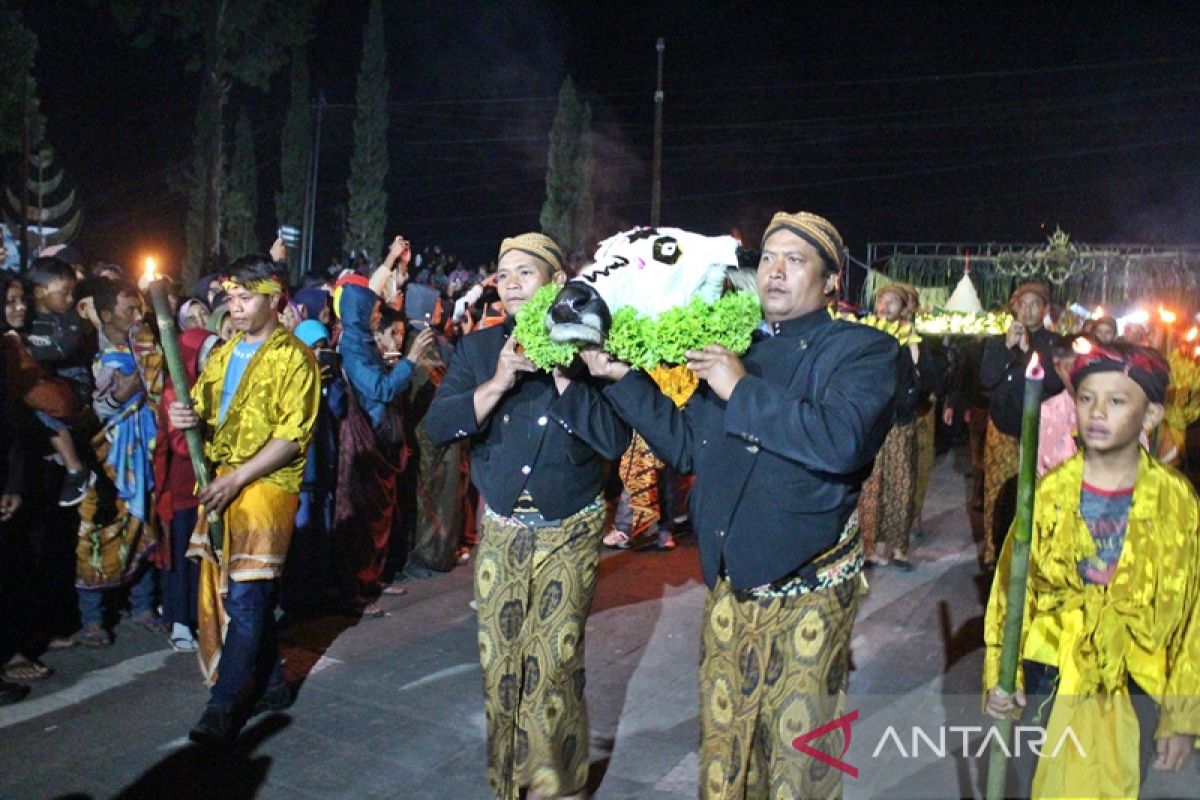 Ribuan warga Gunung Merapi Boyolali ikuti ritual Sedekah Merapi malam 1 Sura