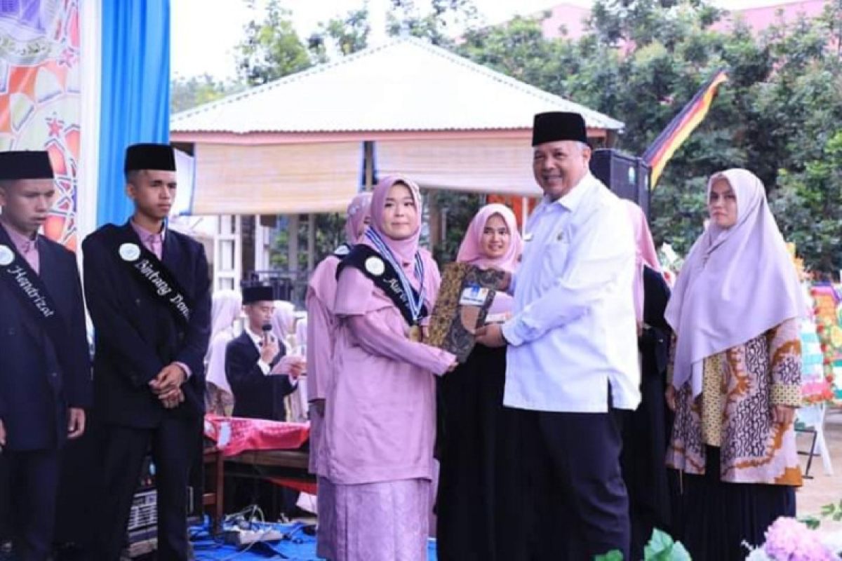 Wako Solok hadiri milad ke-15 dan wisuda santri ke-9 Ponpes Waratsatul Anbiya