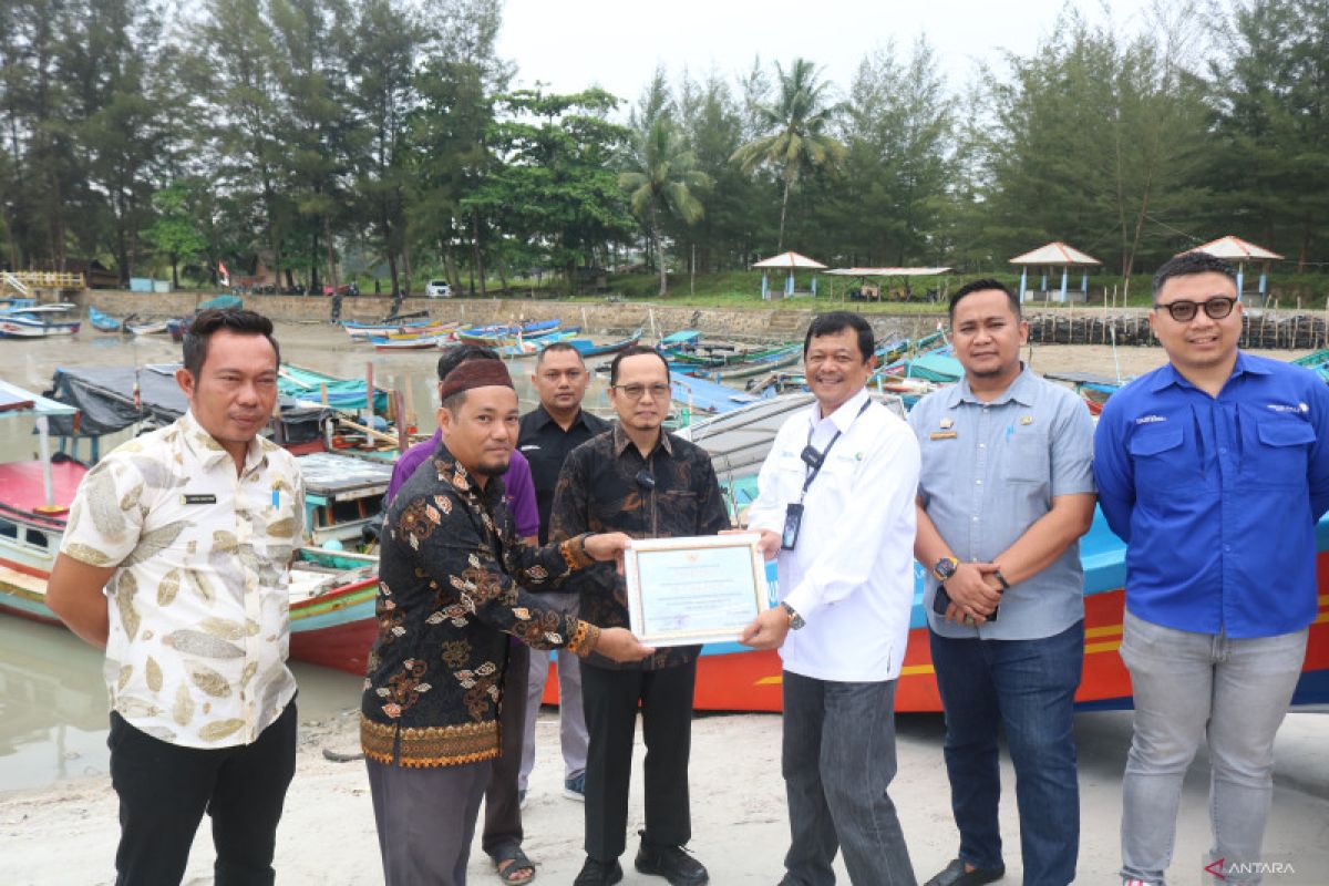 Bangka Tengah menerima bantuan perahu wisata dari Angkasa Pura