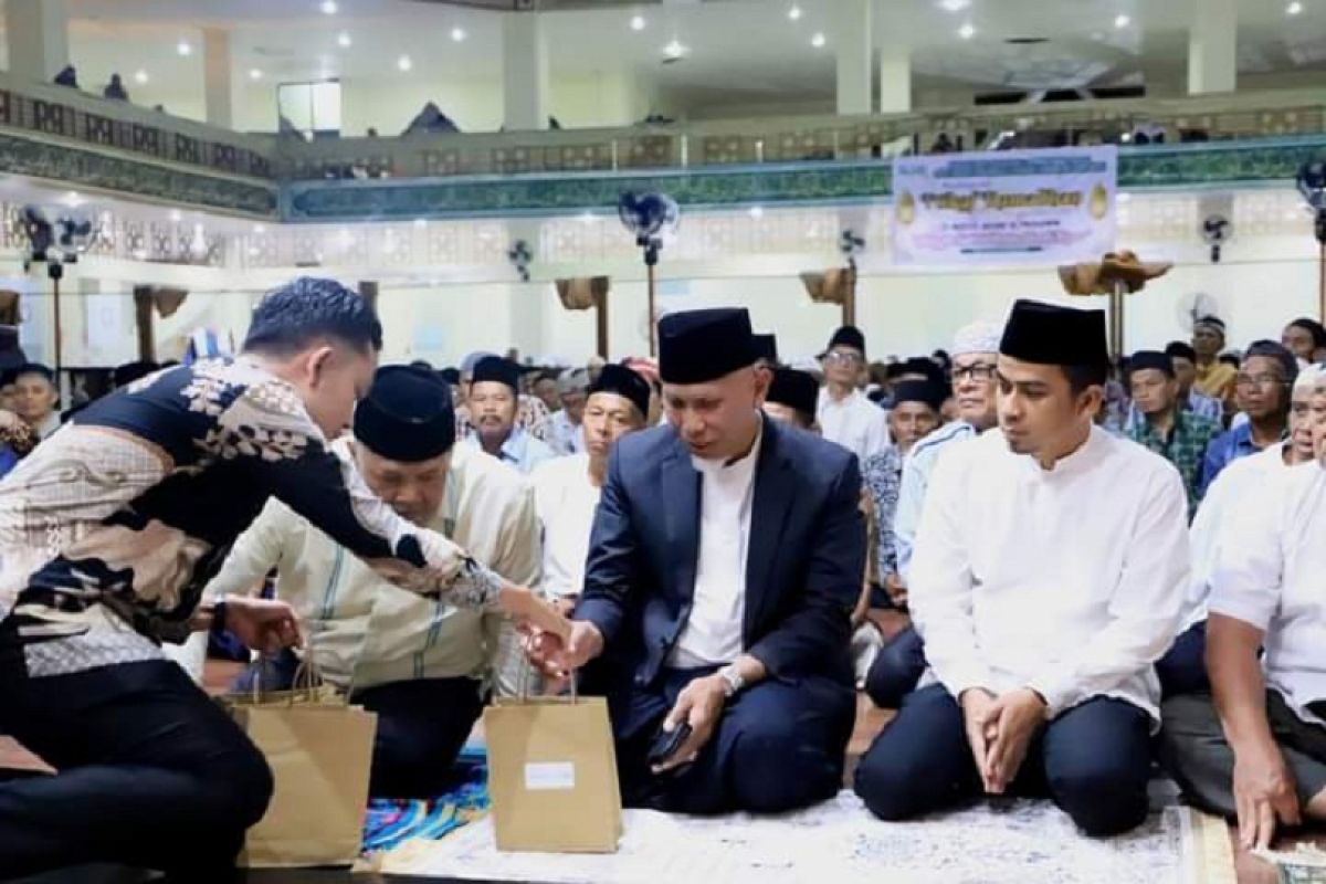 Gubernur Sumbar, Wako dan Wawako Solok sholat tarwih di masjid Agung Kota Solok