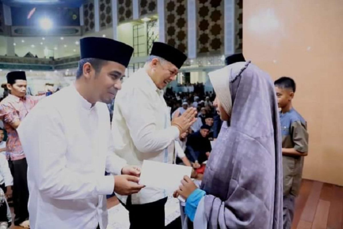 Wako Solok buka puasa bersama sekaligus penyerahan santunan anak yatim