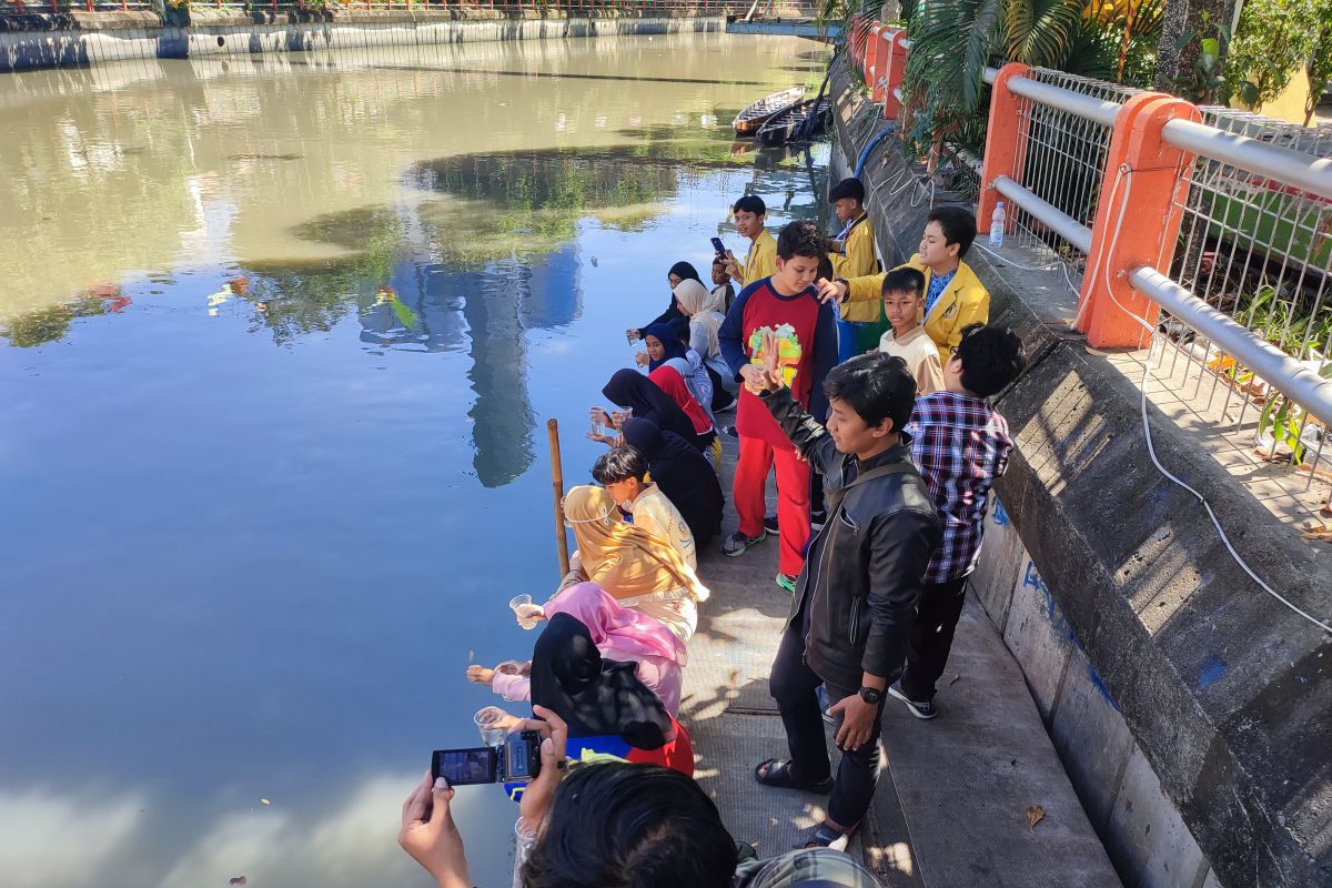 Ratusan siswa Surabaya lestarikan ekosistem sungai saat MPLS
