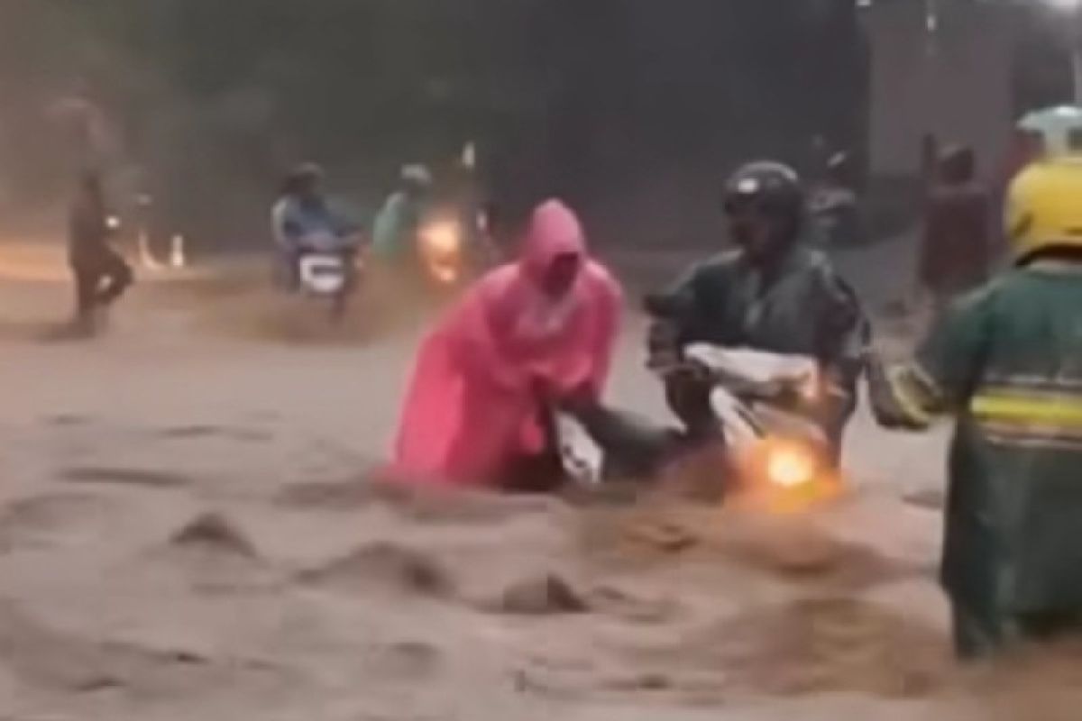 Banjir di sejumlah kawasan akibat hujan deras guyur di Kota Jayapura