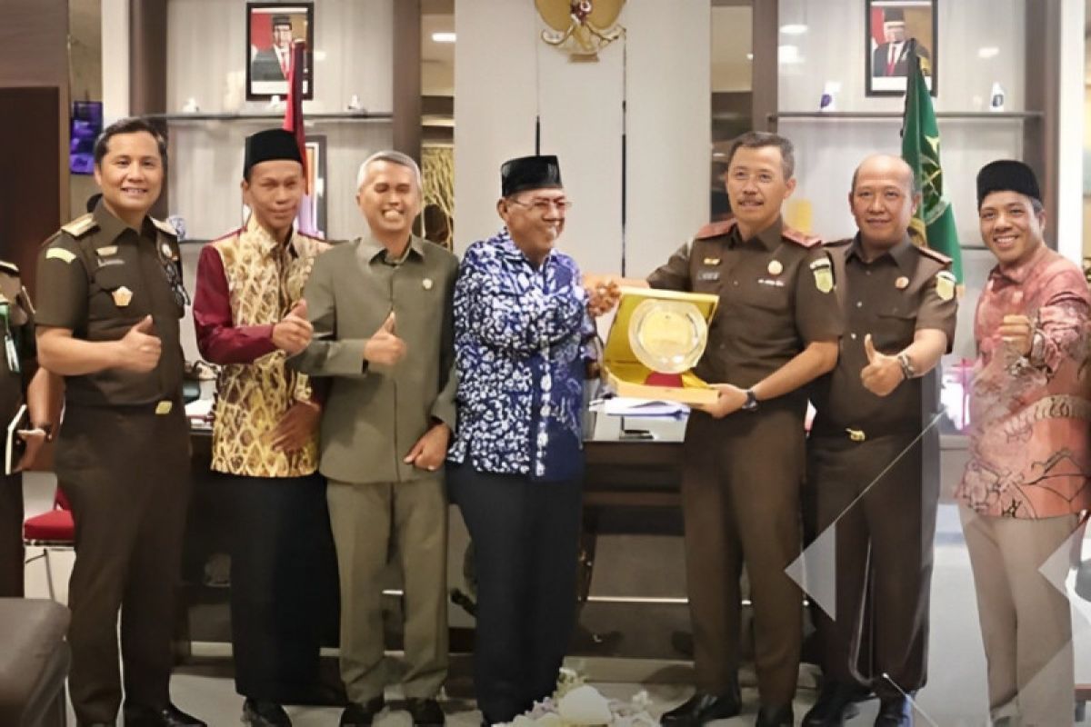 GALERI FOTO - Komisi I DPRD kunjungan silahturahmi ke Kejaksaan Tinggi Riau